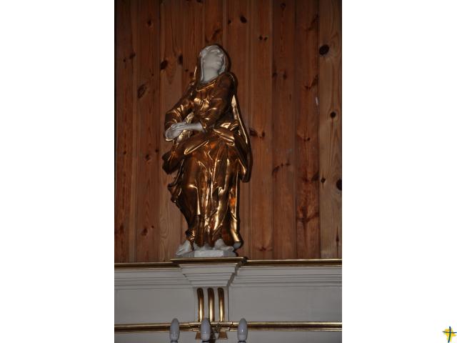 Figura Matki Bożej po bokach ołtarza