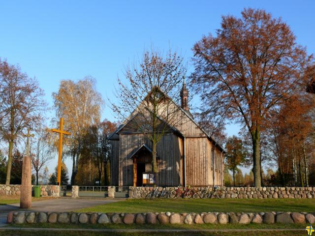 Widok ogólny kościoła, ogrodzenie i otoczenie kościoła