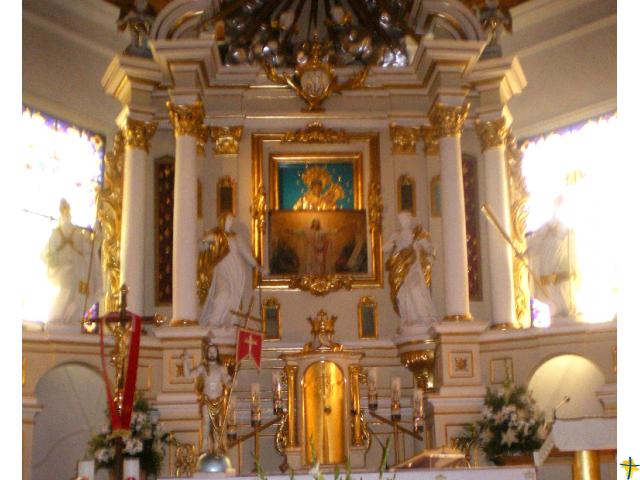 Ołtarz główny z obrazem Matki Boskiej Lewiczyńskiej