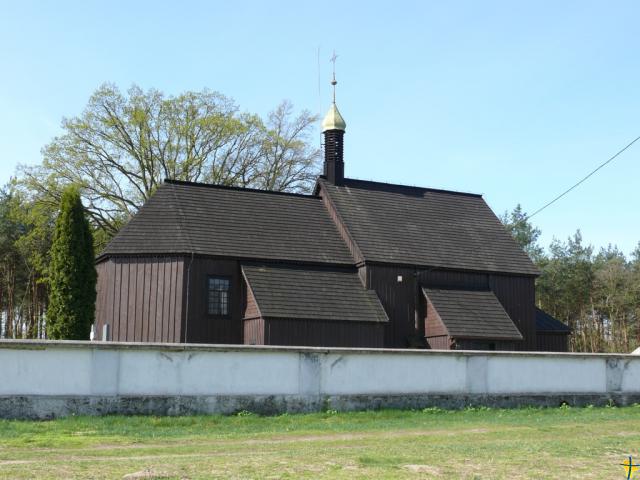 Widok ogólny kościoła, z murem kościelnym