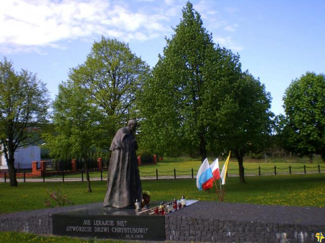 Pomnik Jana Pawła II w otoczeniu kościoła