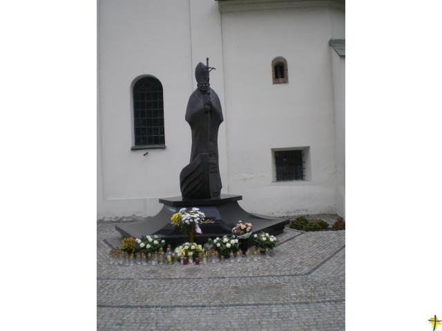 Pomnik Jana Pawła II w otoczeniu kościoła