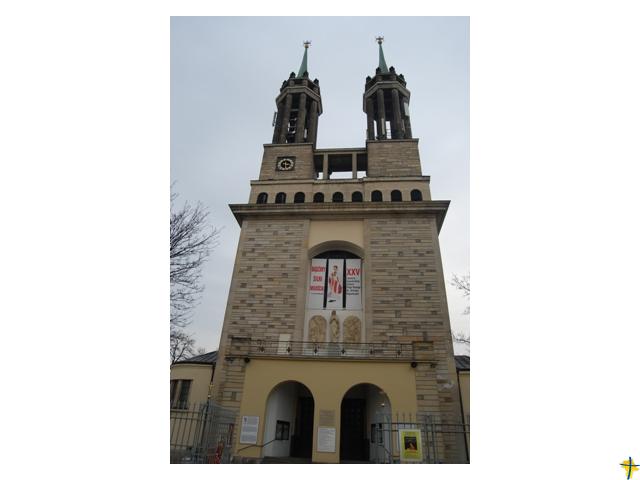 Wieże w fasadzie kościoła