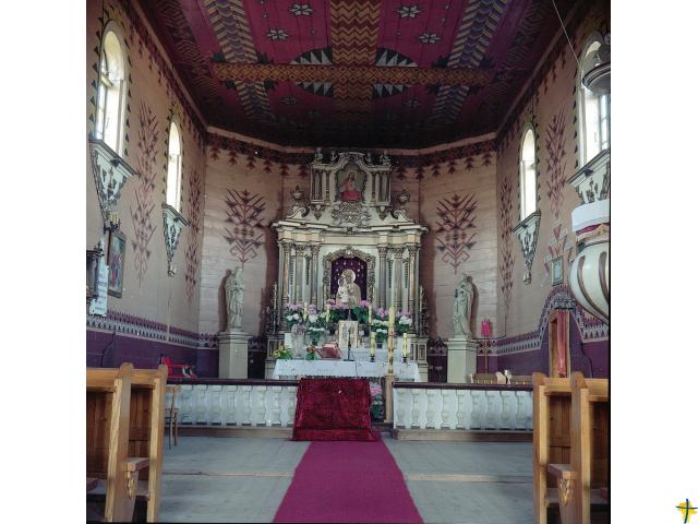 Wnętrze kościoła, widok na ołtarz główny