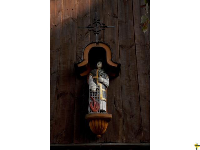 Figurka św. Wawrzyńca na drewnianej dzwonnicy