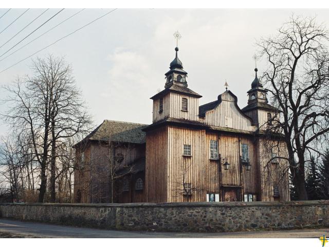 Widok na fasadę i elewację boczną kościoła