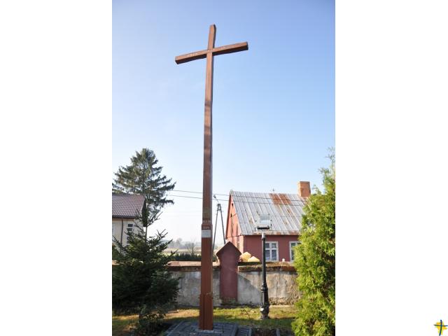 Krzyż misyjny w otoczeniu kościoła