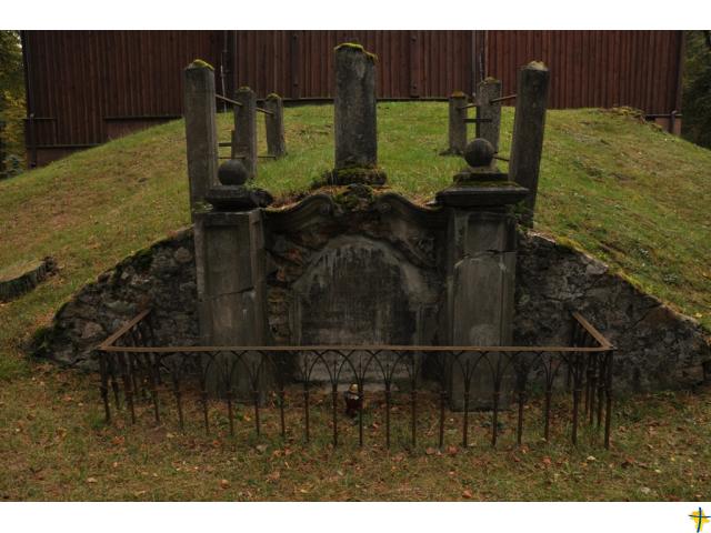 Nagrobek na przykościelnym cmentarzu