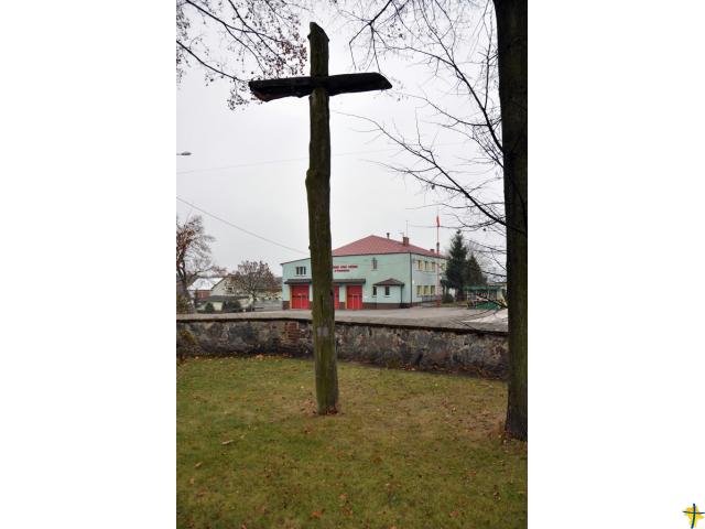 Krzyż misyjny w otoczeniu kościoła