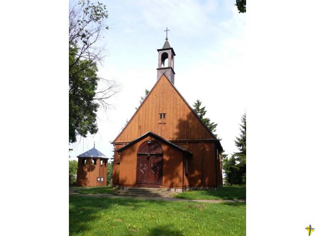 Fasada kościoła z drewnianą dzwonnicą