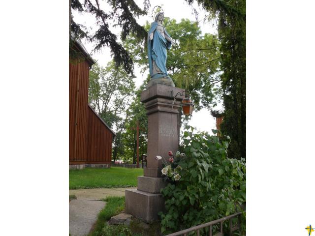 Figura Matki Bożej z Dzieciątkiem przed kościołem