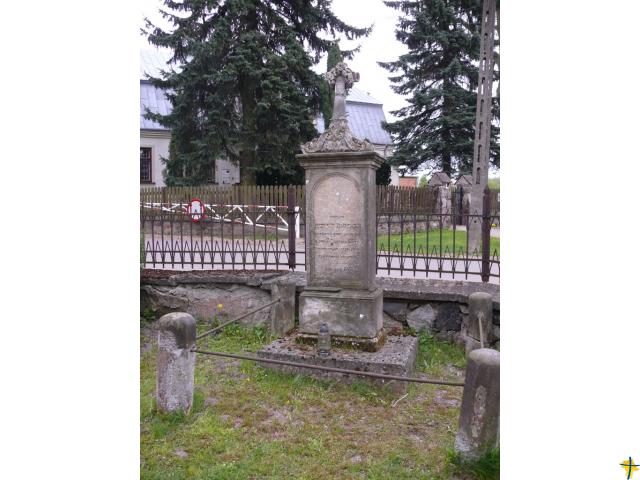 Nagrobek na przykościelnym cmentarzu
