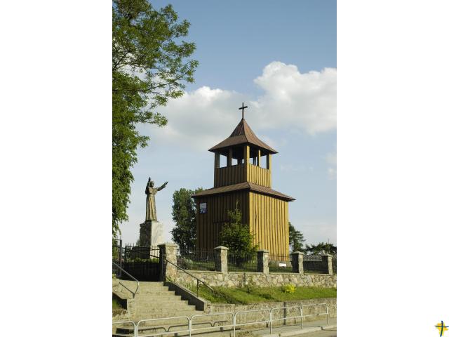 Drewniana dzwonnica i pomnik bł. Jana Pawła II