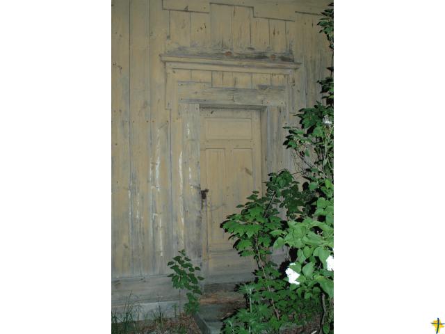 Drzwi drewnianej dzwonnicy