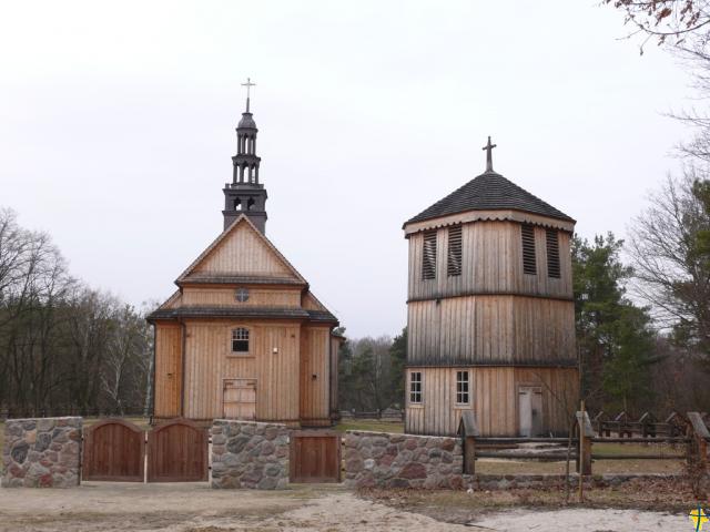 Fasada kościoła z drewnianą dzwonnicą