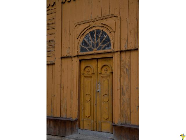 Drzwi drewnianej dzwonnicy